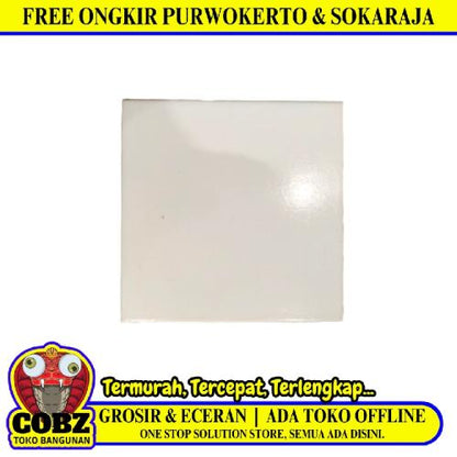 30 CM X 30 CM / ACCURA PURE Keramik Lantai Rumah Glossy White Dus