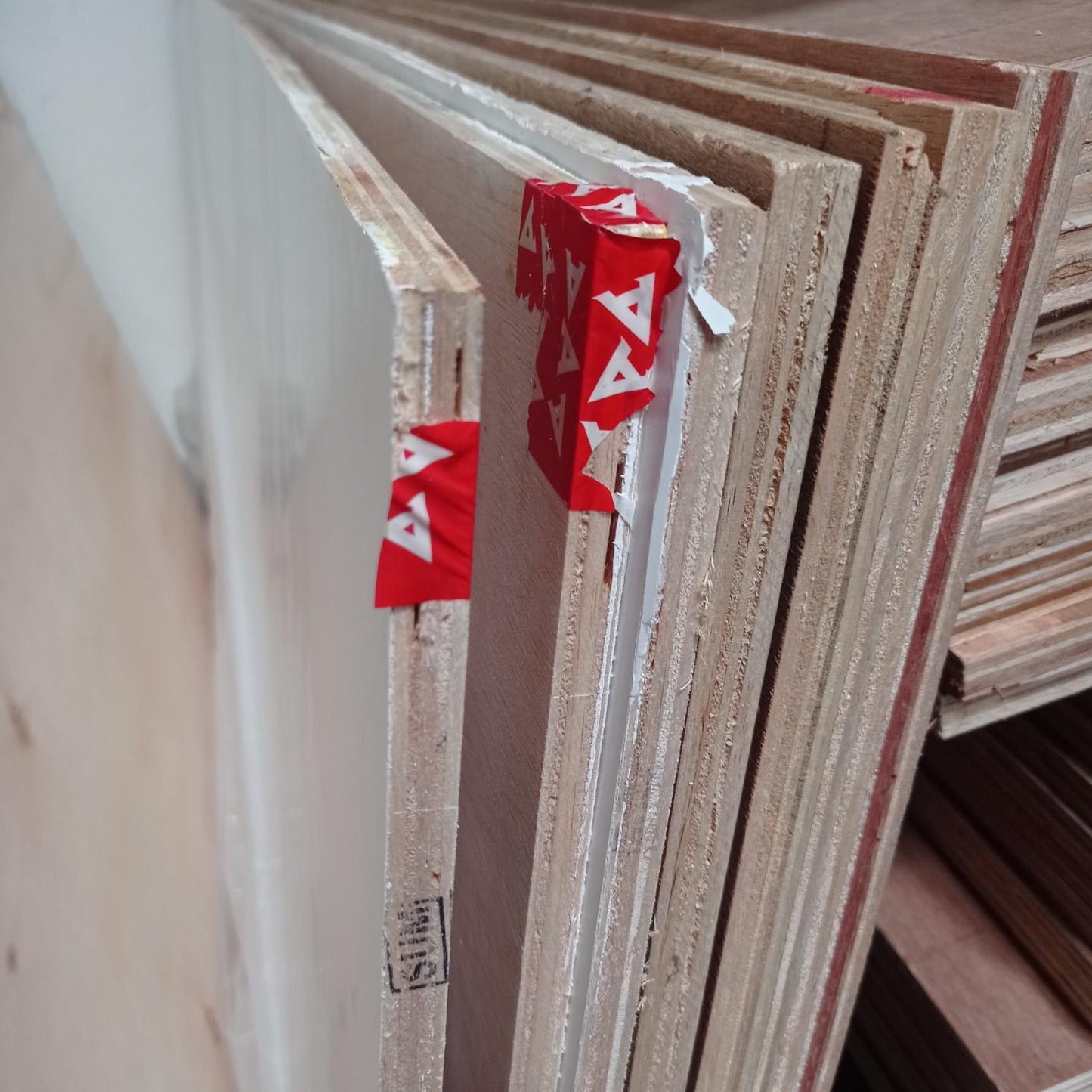 12 MM x 120 CM x 240 CM / NM Triplek Melamin 1 Sisi Permukaan Putih Lembar