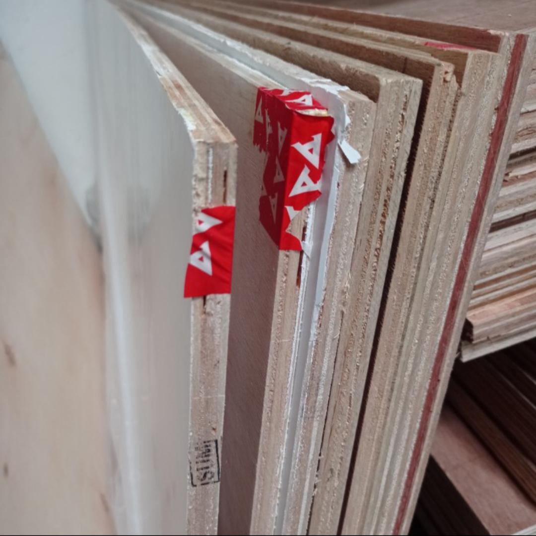 18 MM x 120 CM x 240 CM / NM Triplek Melamin 1 Sisi Permukaan Putih Lembar